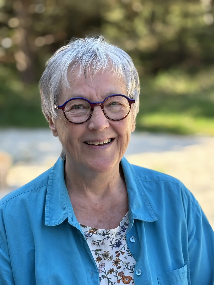Anne Dorthe Mols smiler i en solbeskinnet have